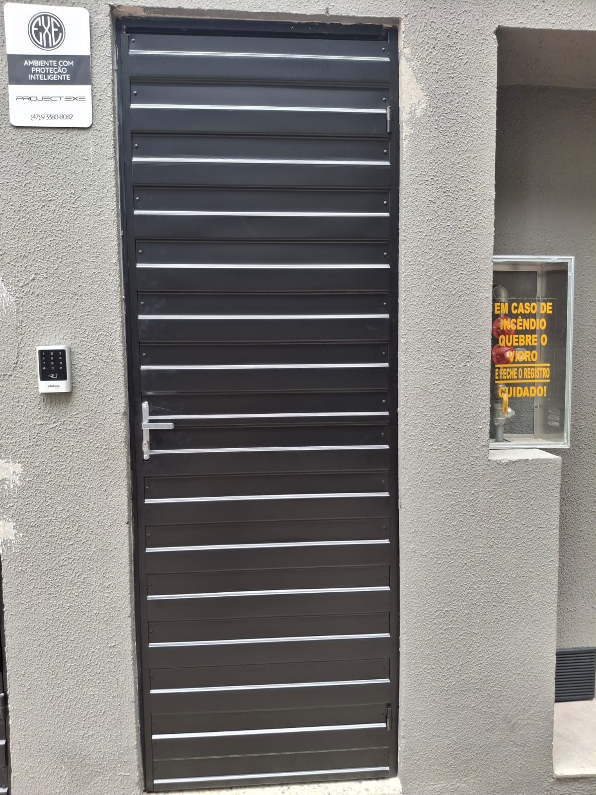 Porta de chapa frisada — Balneário Camboriú