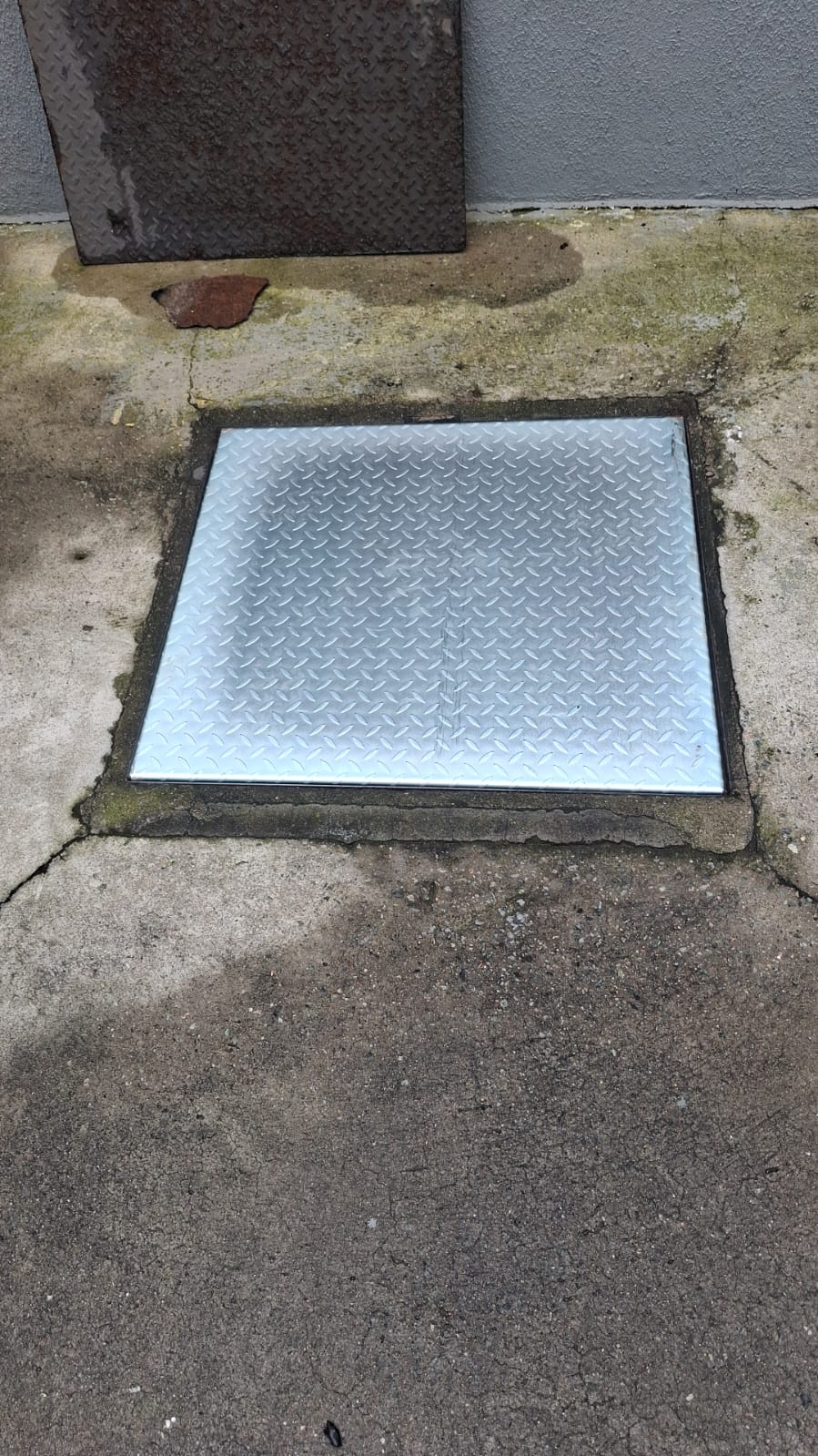 Tampa de piso em chapa xadrez — Balneário Camboriú