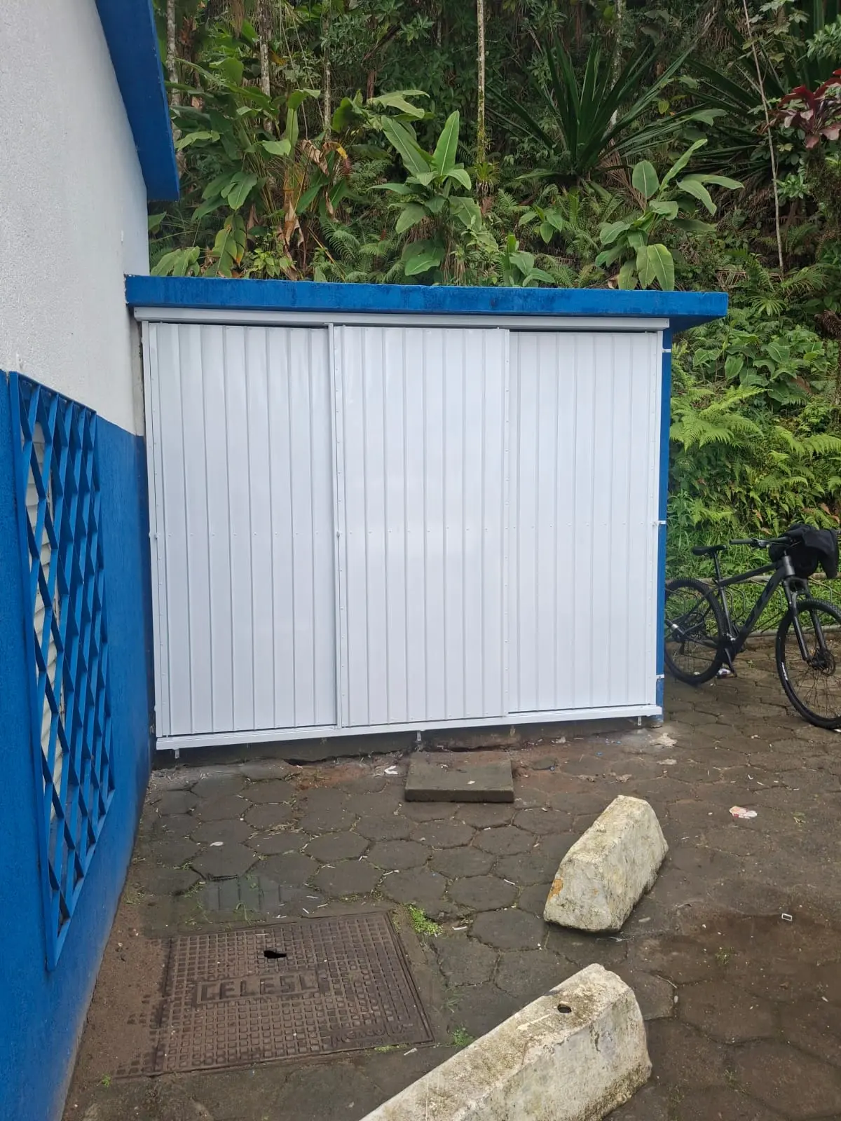 Abrigo com portas de correr — Itajaí